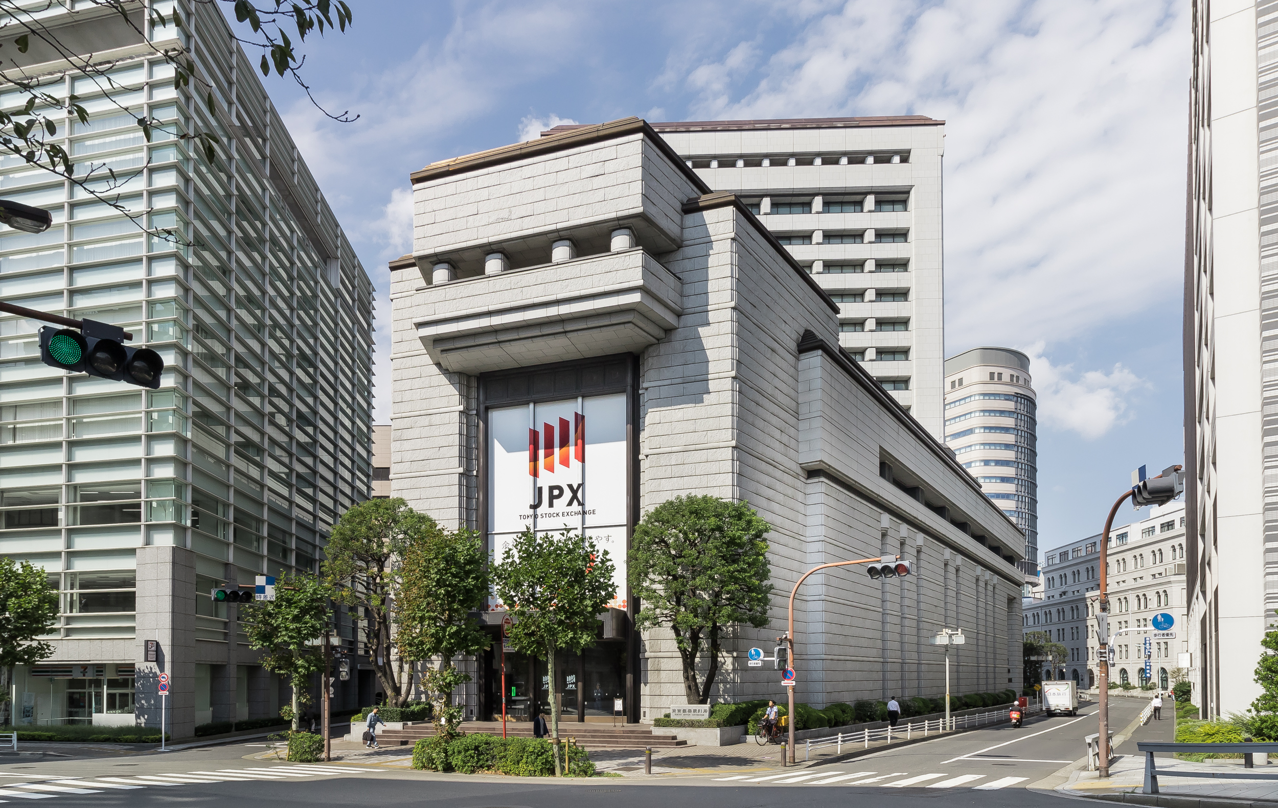 https://upload.wikimedia.org/wikipedia/commons/2/27/Tokyo_Stock_Exchange_Main_Building_%281988%29_2.jpg