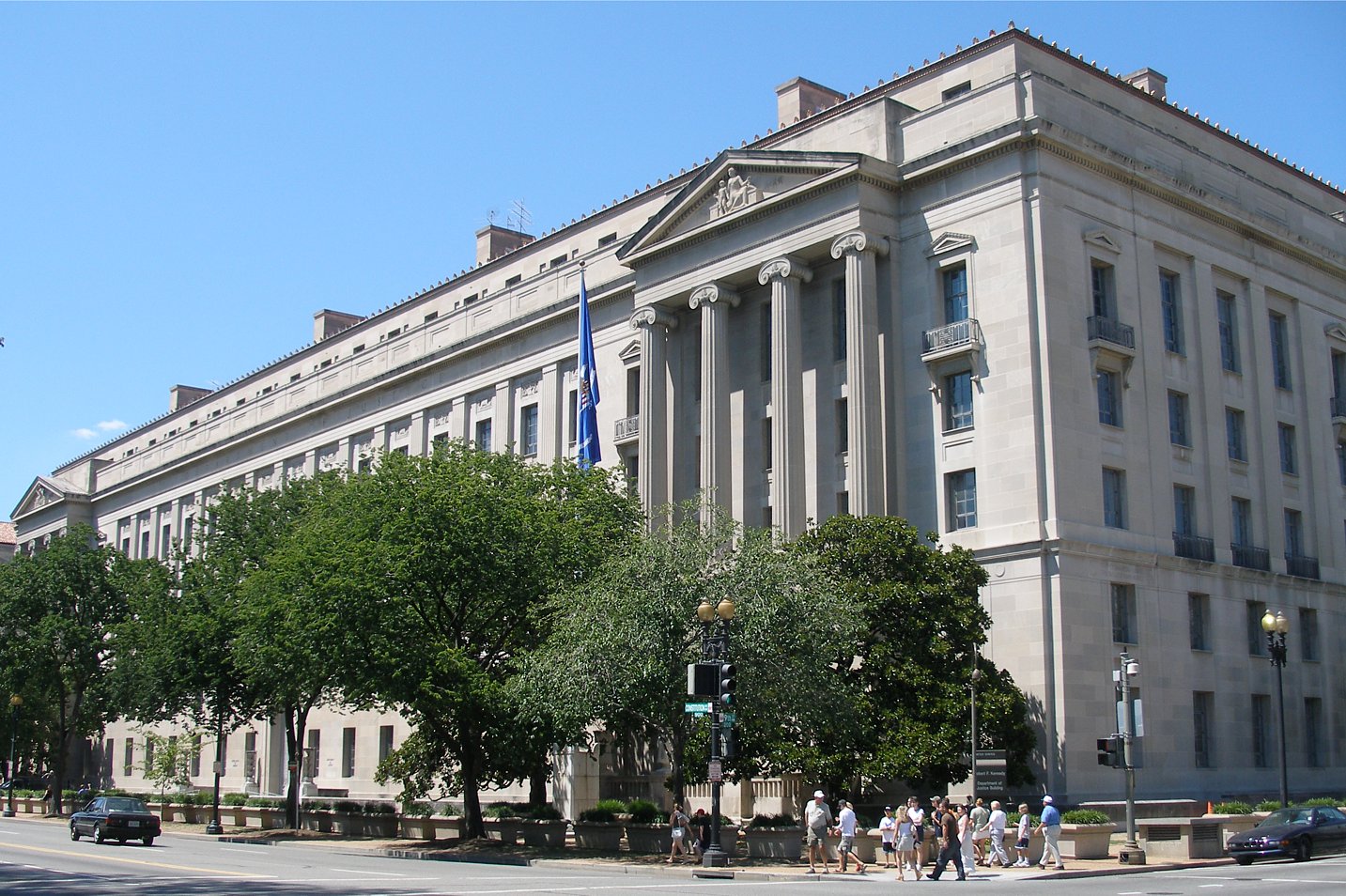 https://upload.wikimedia.org/wikipedia/commons/3/3b/U.S._Department_of_Justice_headquarters%2C_August_12%2C_2006.jpg
