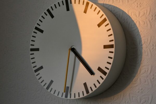 The sun hits a clock just like it might during Daylight Savings Time