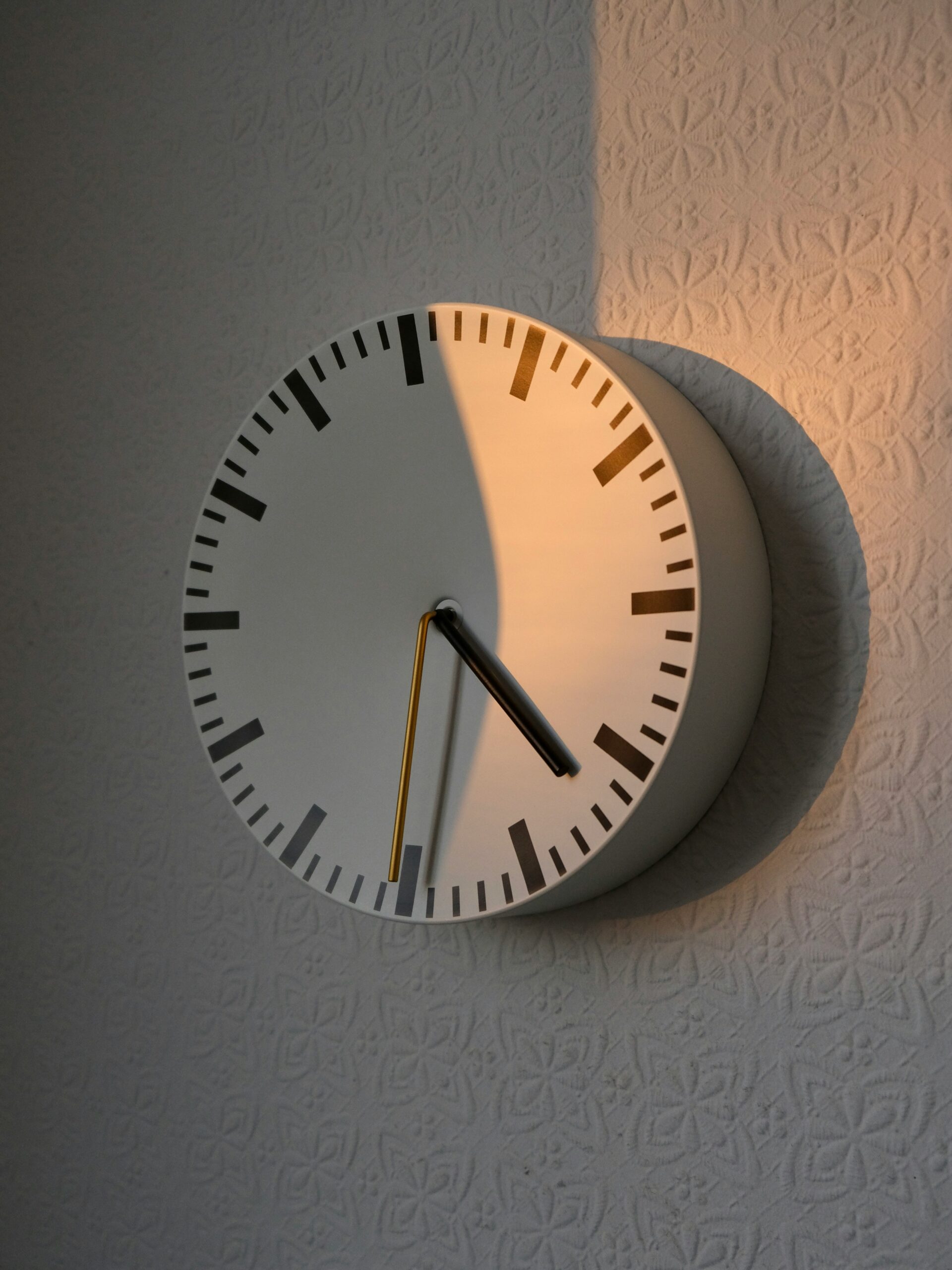 The sun hits a clock just like it might during Daylight Savings Time